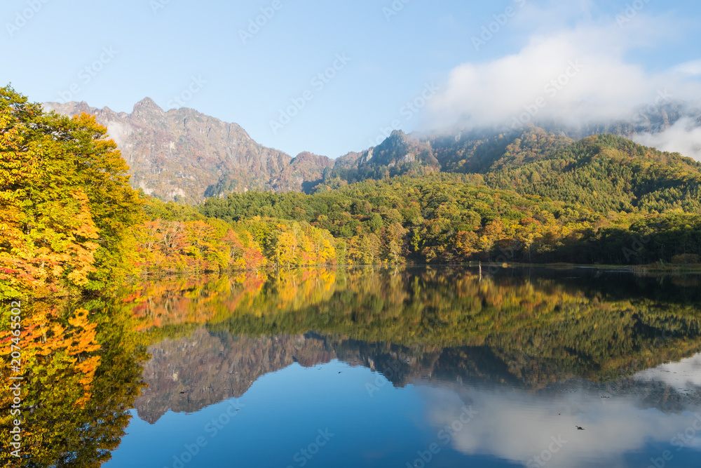 Togakushis Lake，Kagami ike池塘在秋天的早晨