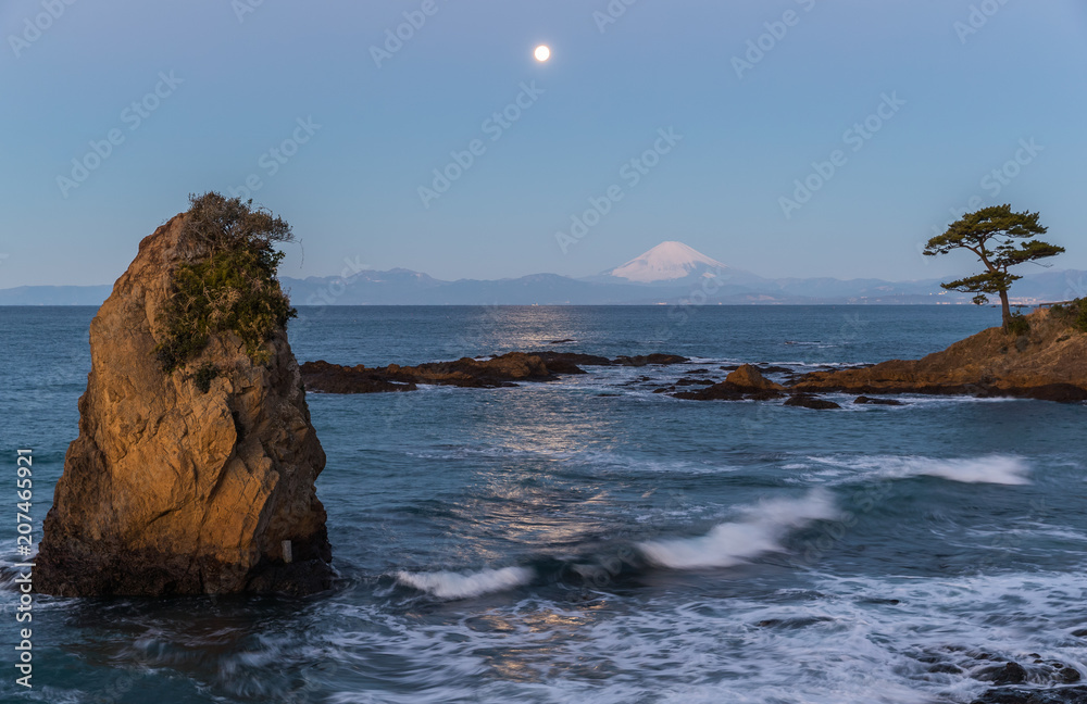 从大寺公园的视角看相模湾和富士山的月夜海景。大寺公园是l