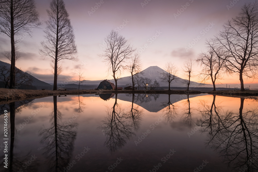 上午在静冈县富士宫伏磨帕拉露营地的富士山