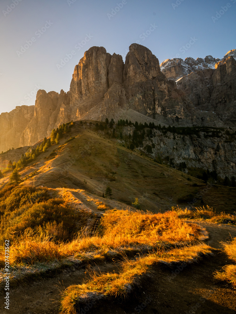 白云岩，Passo Gardena的意大利景观。