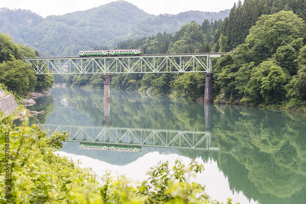 福岛县夏季的多达米铁路线和多达米河。