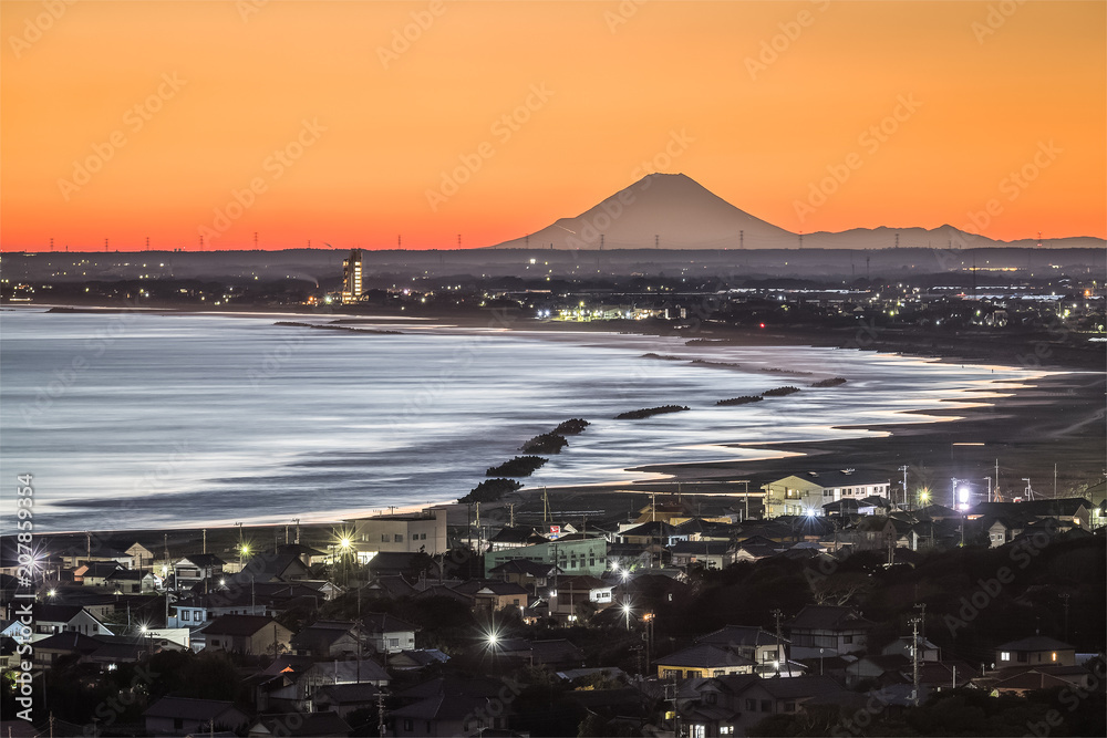 千叶县饭冈镇的富士山和海滩。富士山距离185公里，但可以在c上看到