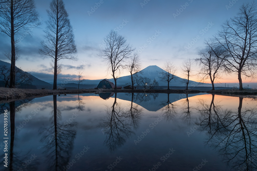 上午在静冈县富士宫的Fumotopara露营地的富士山