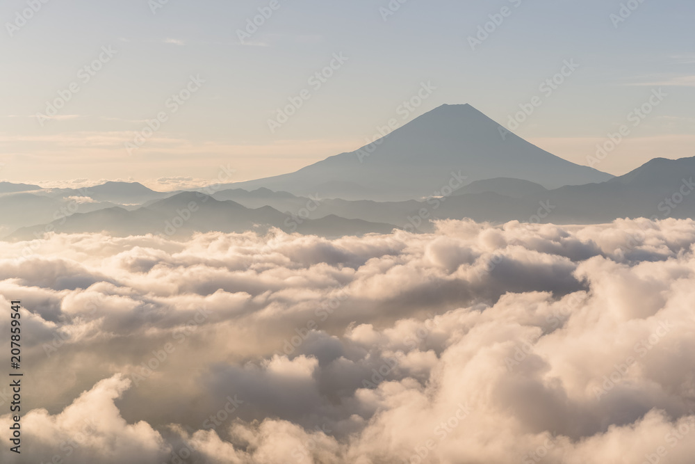 富士山和谷美湖在冬季有美丽的日出。谷美湖是Mo附近的一个湖