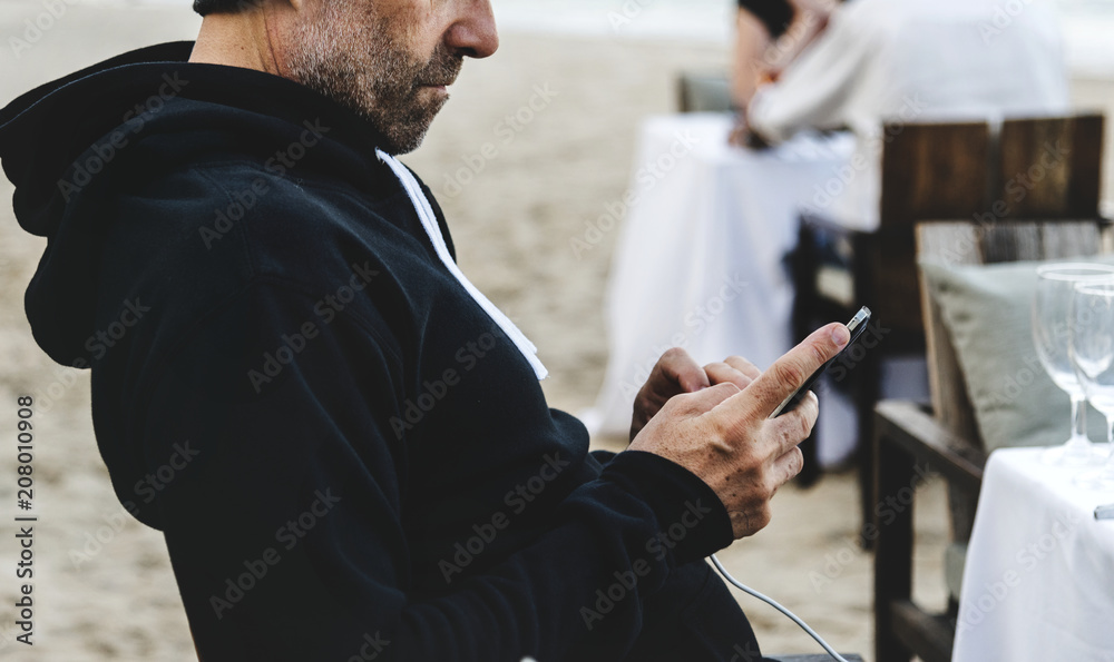 一名男子在海滩上使用手机