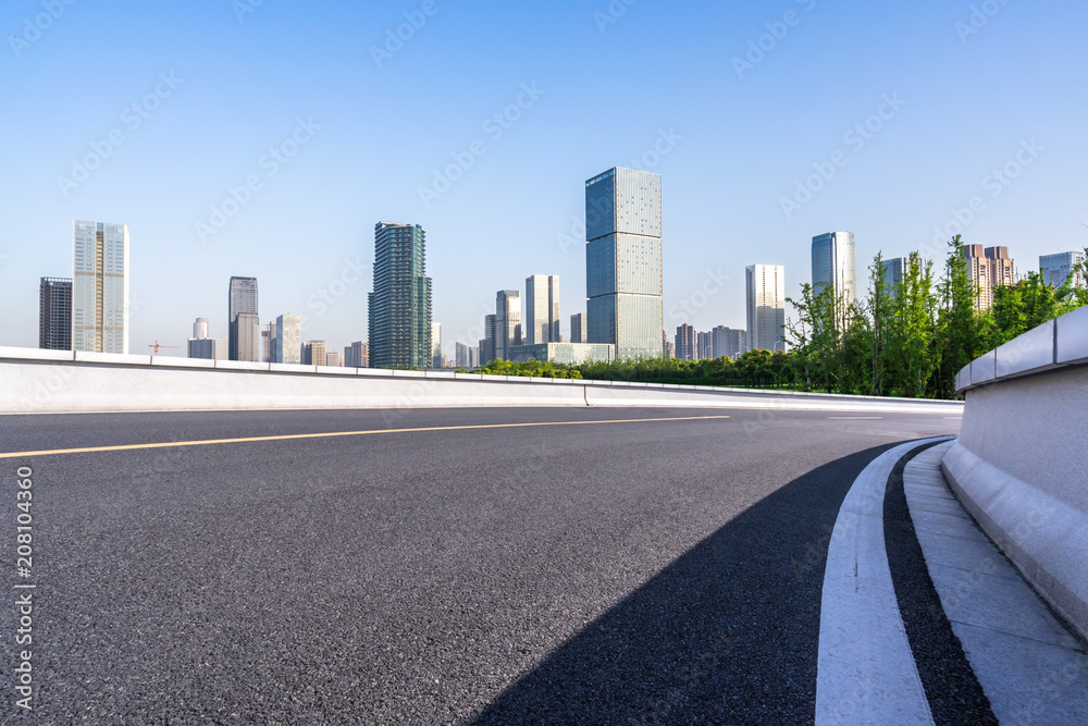 柏油路城市天际线