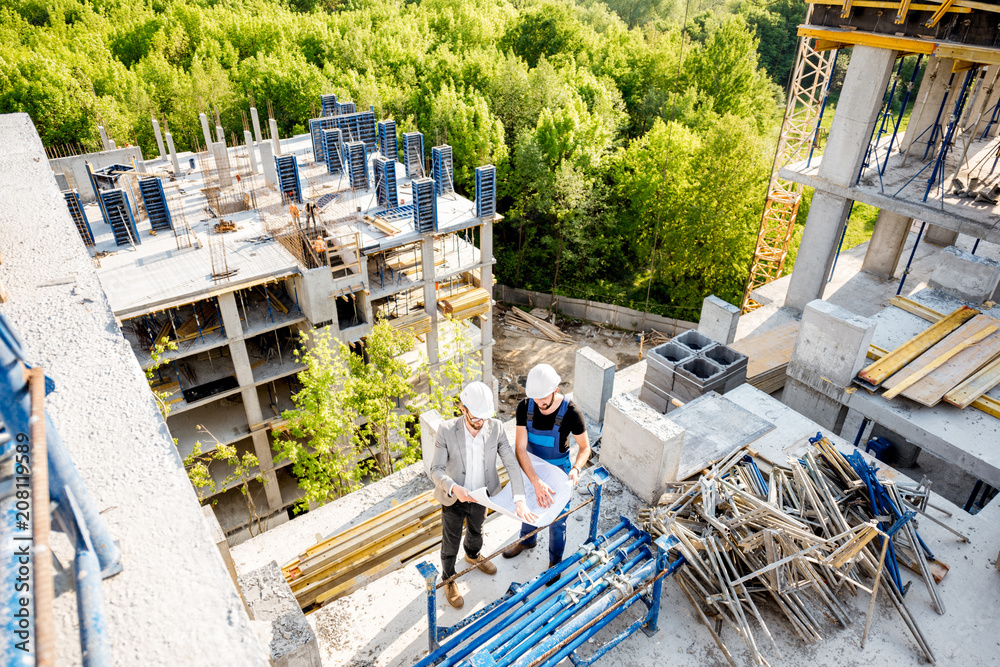 两栋住宅建筑施工过程中的施工现场俯视图