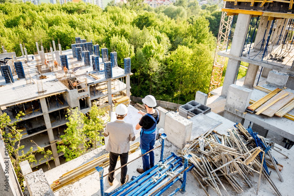 两栋住宅建筑施工过程中的施工现场俯视图