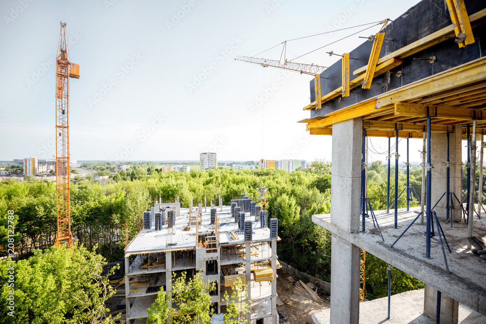 绿色森林中的住宅建筑施工过程视图