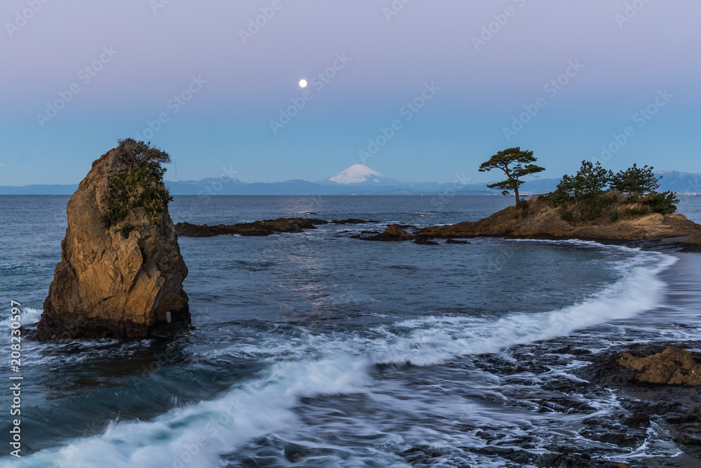 从大尾市公园的观景点看相模湾和富士山的月夜海景。大尾市是l