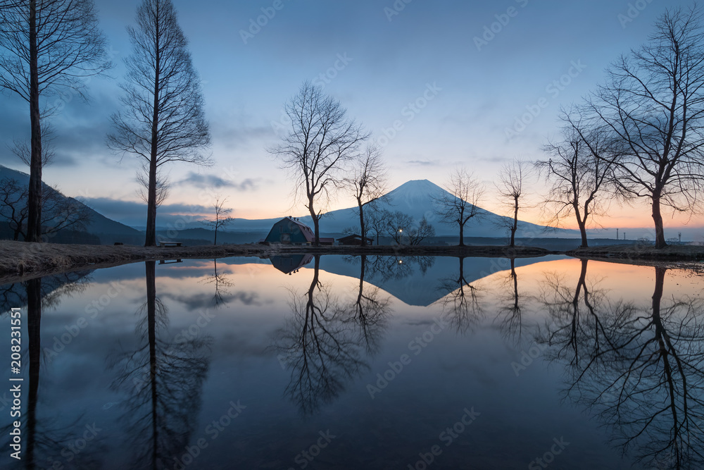 上午在静冈县富士宫伏磨帕拉露营地的富士山