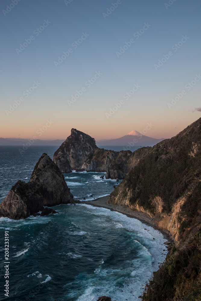 从静冈县伊豆市看冬天的森加门岩、富士山和日本海