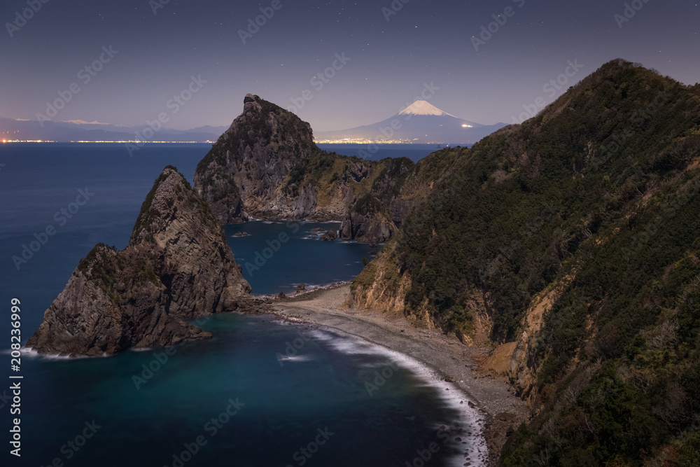 从静冈县伊豆市看冬季的森加蒙岩、富士山和日本海