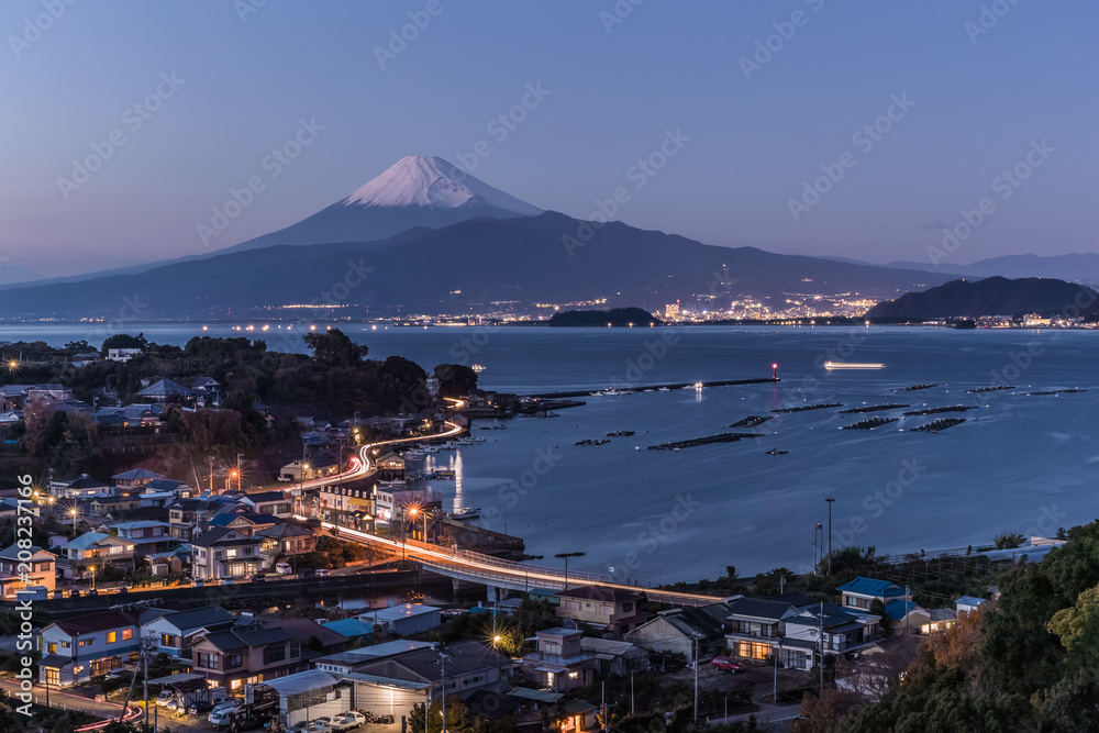 冬天傍晚，伊豆镇与富士山和骏河湾的景色。