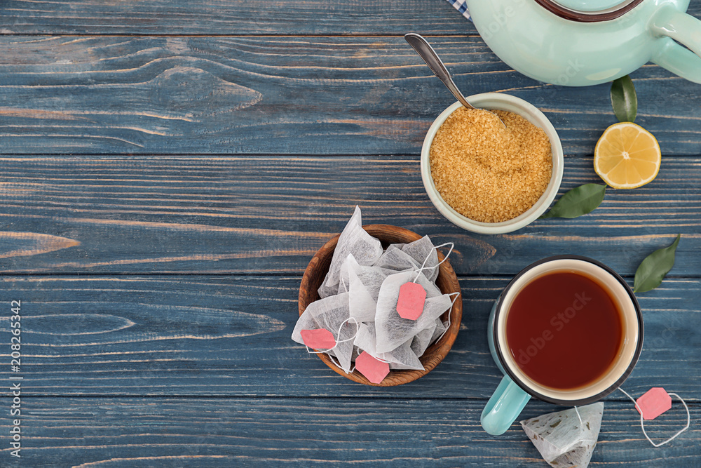 茶包、糖和杯子，桌上有热饮料