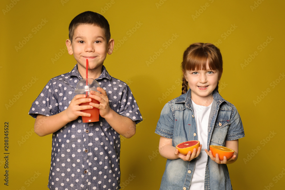 可爱的小孩，背景是柑橘类水果和果汁