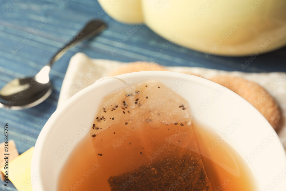 一杯热茶，桌上有茶包，特写