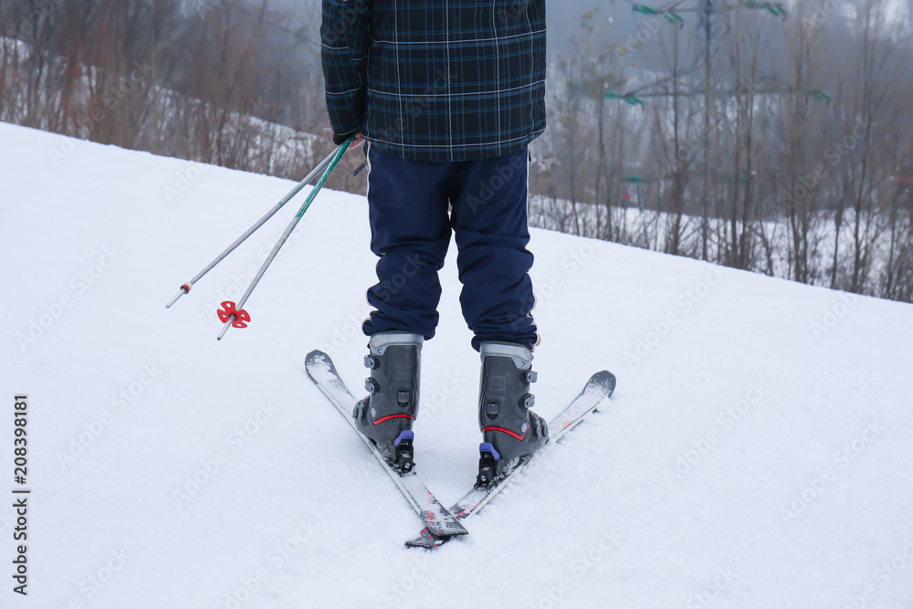 冬季度假区斜坡上的男性滑雪者