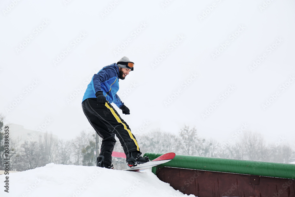 冬季滑雪场的男子滑雪运动员