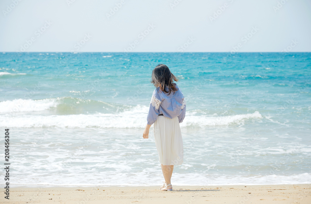 女性　夏　海