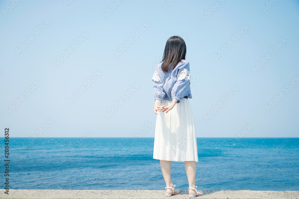 女性　夏　海