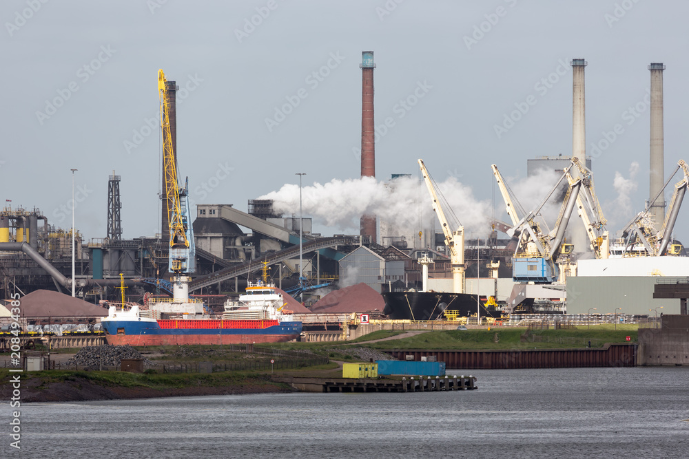 荷兰IJmuiden港大型钢铁厂，前有货运船