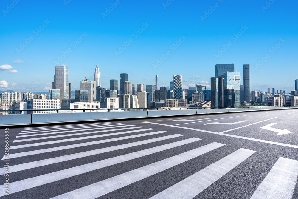 沥青路面城市天际线全景