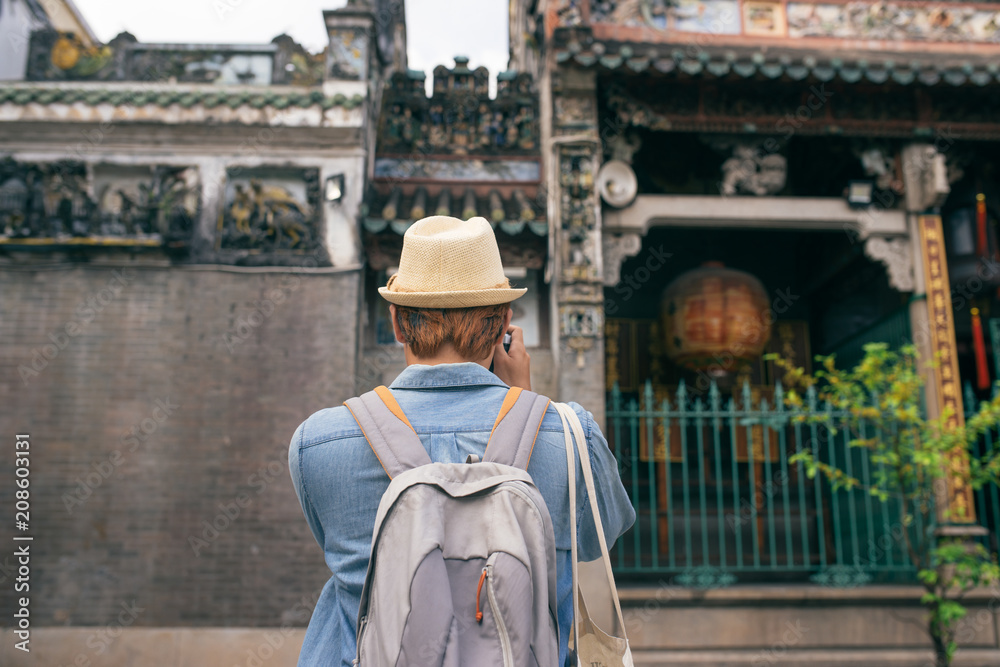 年轻旅行者在亚洲风格的古城拍照