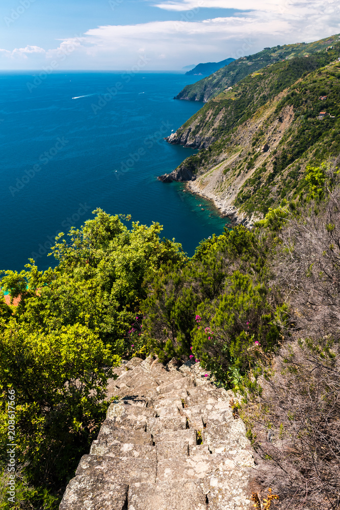 利古里亚海岸线，位于五渔村地区；前景是通往i的楼梯