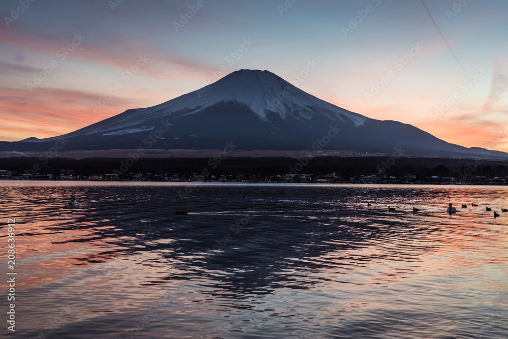 冬季傍晚富士山和山中湖的景色。山中湖是富士山中最大的