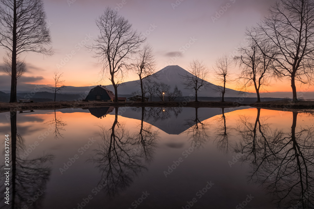 上午在静冈县富士宫的Fumotopara露营地的富士山