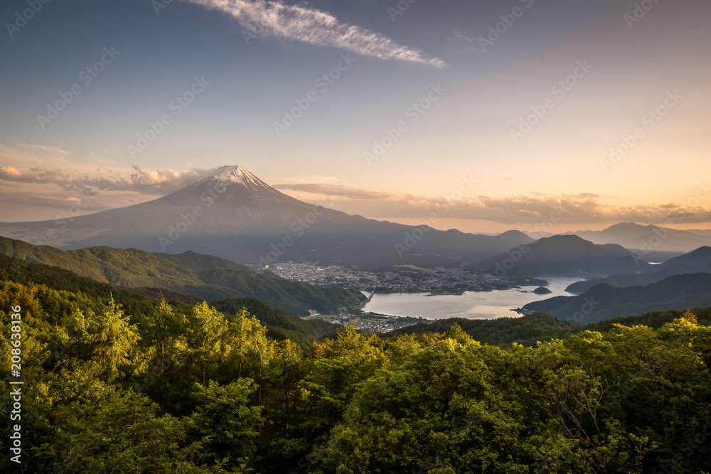 富士山，日落的天空和夏天的川久保子湖