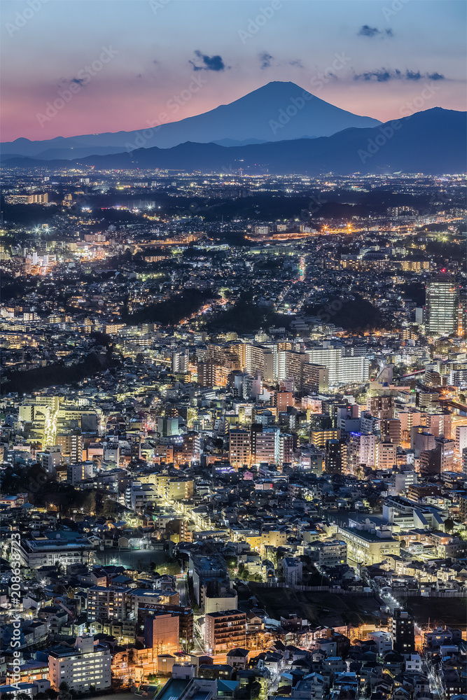 冬季傍晚的横滨市和富士山