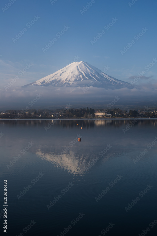 富士山和谷美湖在冬季有美丽的日出。谷美湖是Mo附近的一个湖