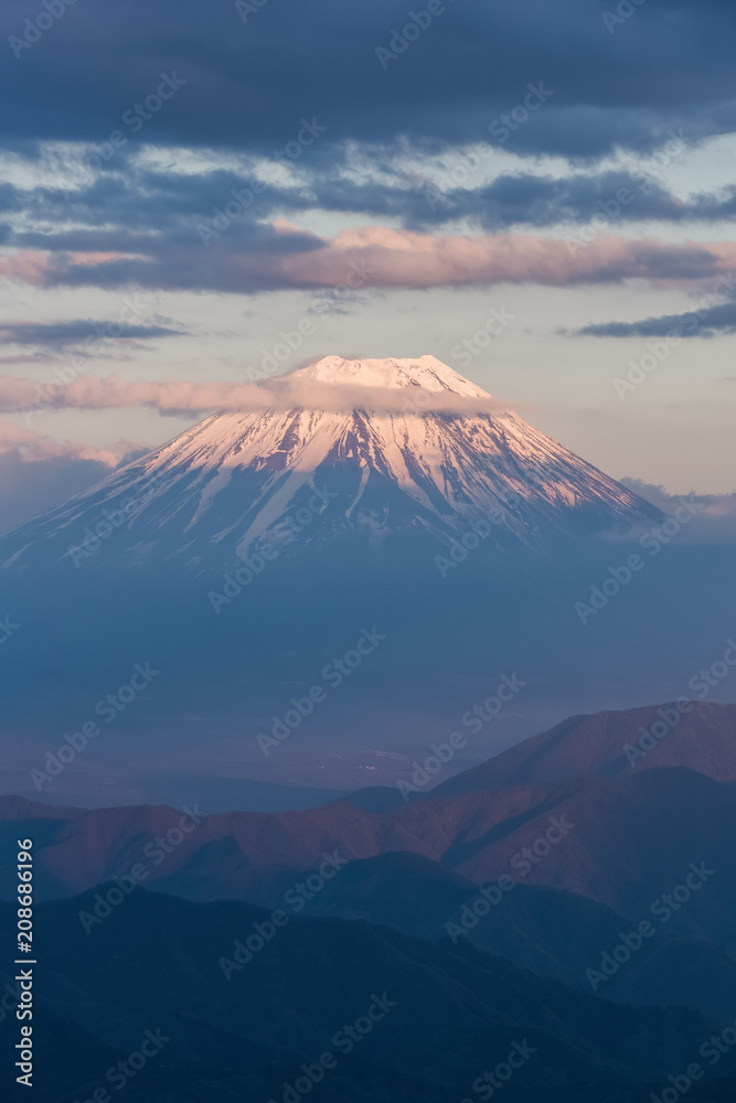 富士山和谷美湖在冬季有美丽的日出。谷美湖是莫附近的一个湖