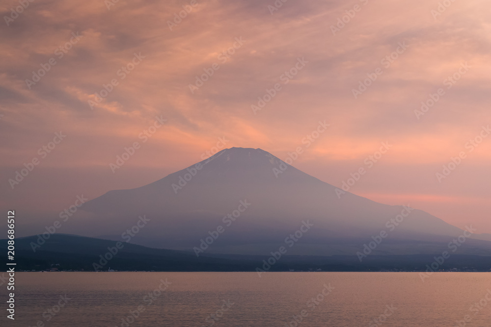 日落时山中湖的富士山