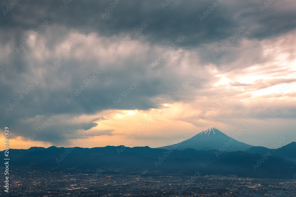 富士山，清晨多云有雨