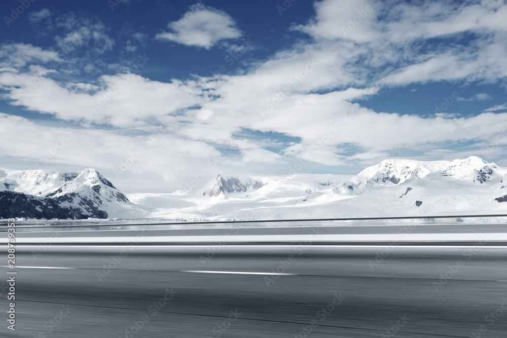 雪山空柏油路