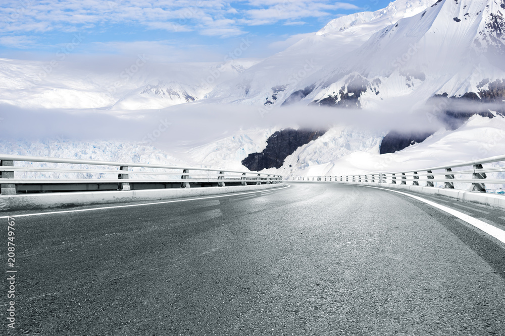 雪山空柏油路