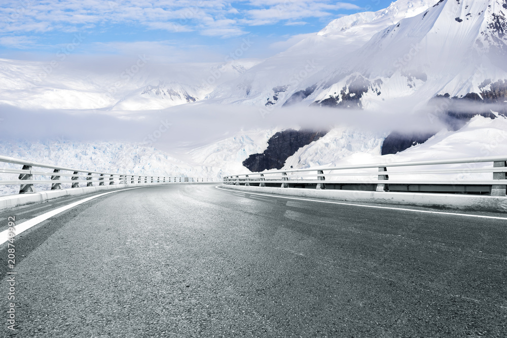 雪山空柏油路