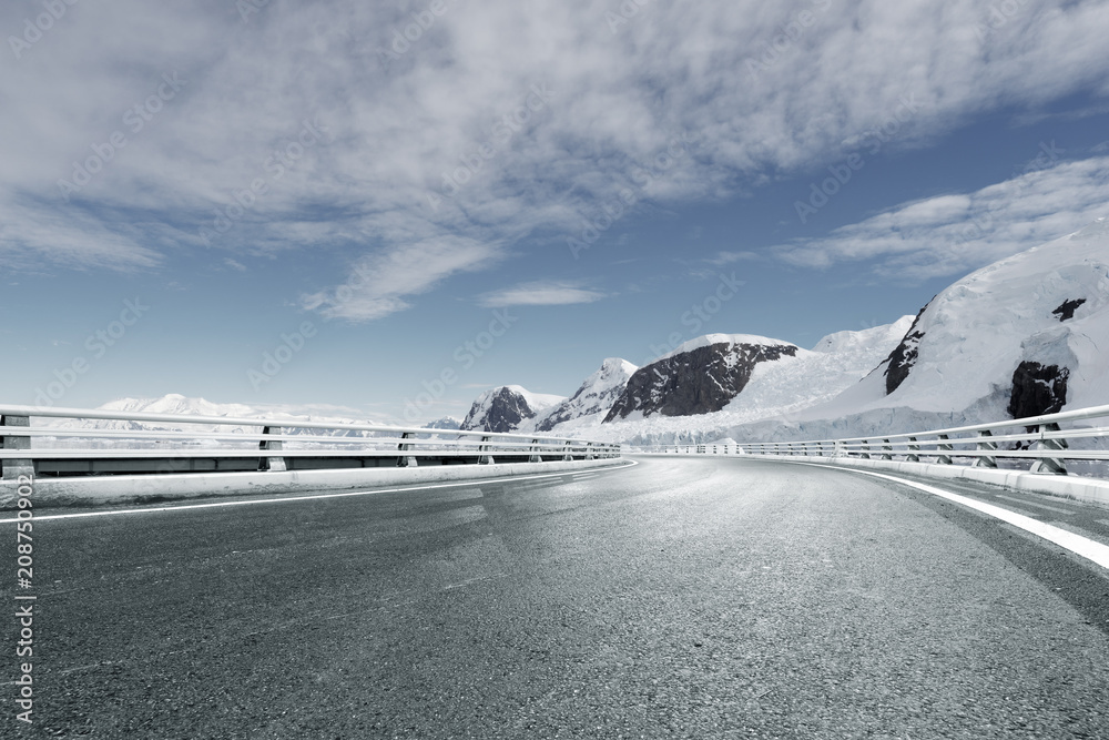 雪山空柏油路