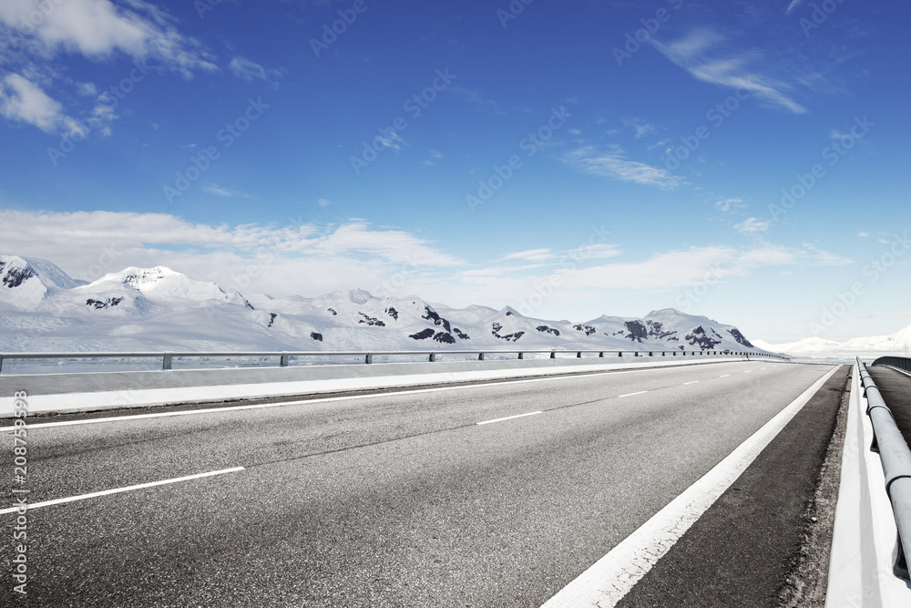 雪山空柏油路