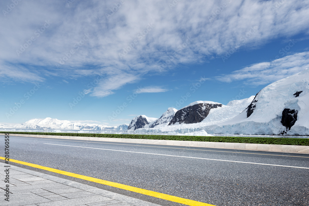 雪山空柏油路