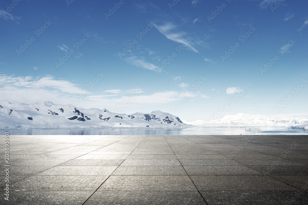 以松山为背景的空砖地面