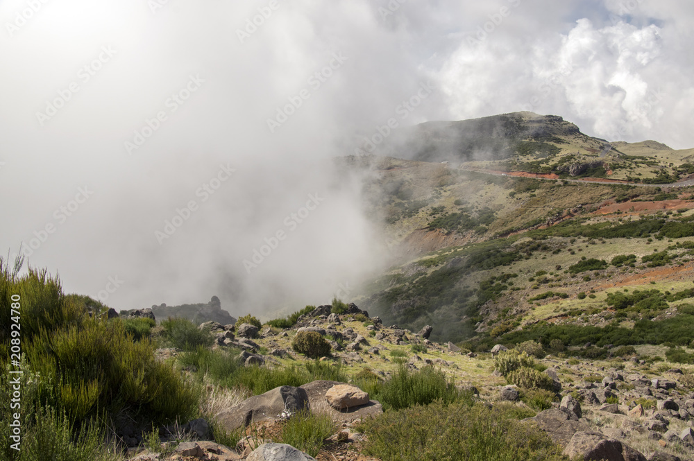 Pico do Arieiro山周围，神奇的景观，令人难以置信的景色，岩石和薄雾