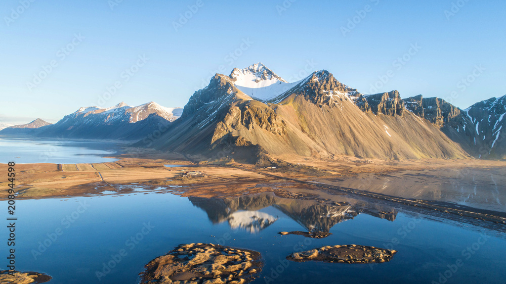 冰岛维斯特拉霍恩是岛上拍照最多的山脉之一。美丽的自然背景