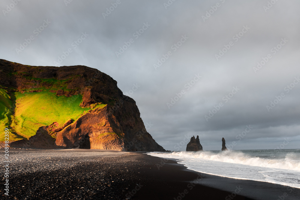 令人难以置信的黑色海滩和巨魔脚趾的景色。冰岛维克的Reynisdrangar