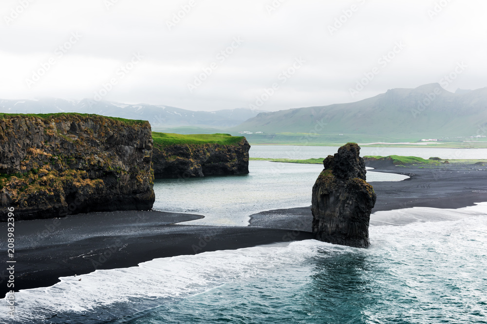 令人难以置信的黑色海滩和巨魔脚趾的景色。冰岛维克的Reynisdrangar