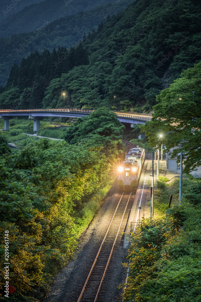 福岛县夏季的忠美铁路线