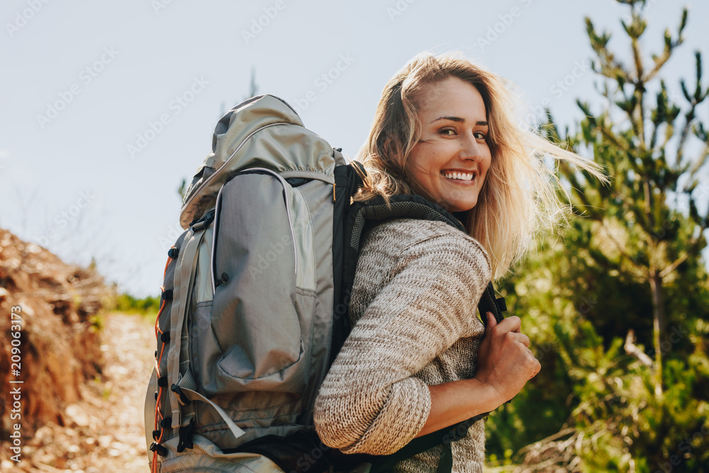 背着背包在大自然中徒步旅行的女人